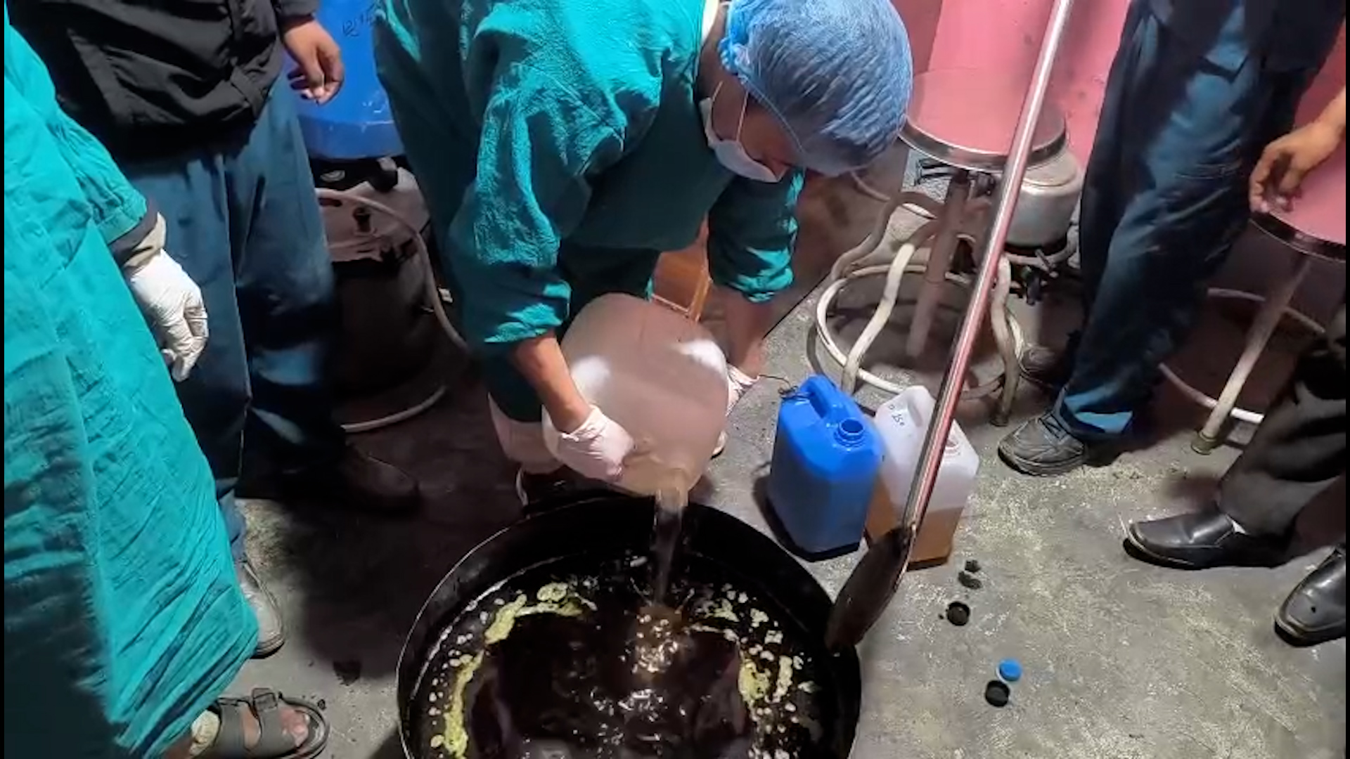 <span class='c1'>मुगुमा स्थानीय जडीबुटीबाट बनेको वातशामक</span> <span class='c2'>तेल लोकप्रिय, बिरामीलाई राहत</span>