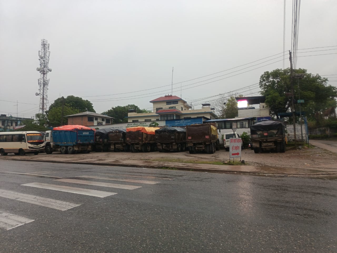 <span class='c1'>मकवानपुरमा १३ वटा ओभर</span> <span class='c2'>लोड टिपर नियन्त्रणमा</span>