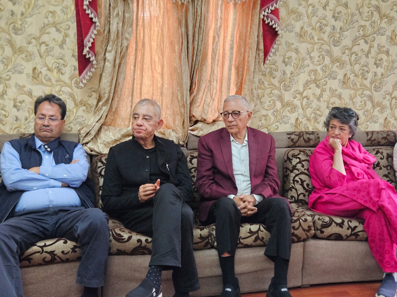 <span class='c1'>डा. शेखर कोइरालाले गरे आफू</span> <span class='c2'>निकट नेताहरुसँग अलग्गै छलफल</span>