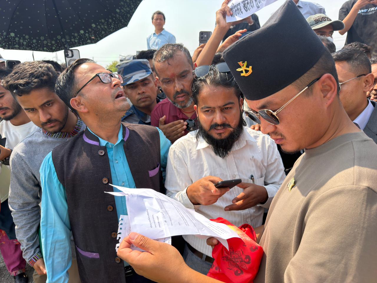 <span class='c1'>नवलपुरमा दूषित पानीका कारण गैँडा</span> <span class='c2'>मर्ने घटनाप्रति गृहमन्त्री गुरुङको ध्यानाकर्षण</span>