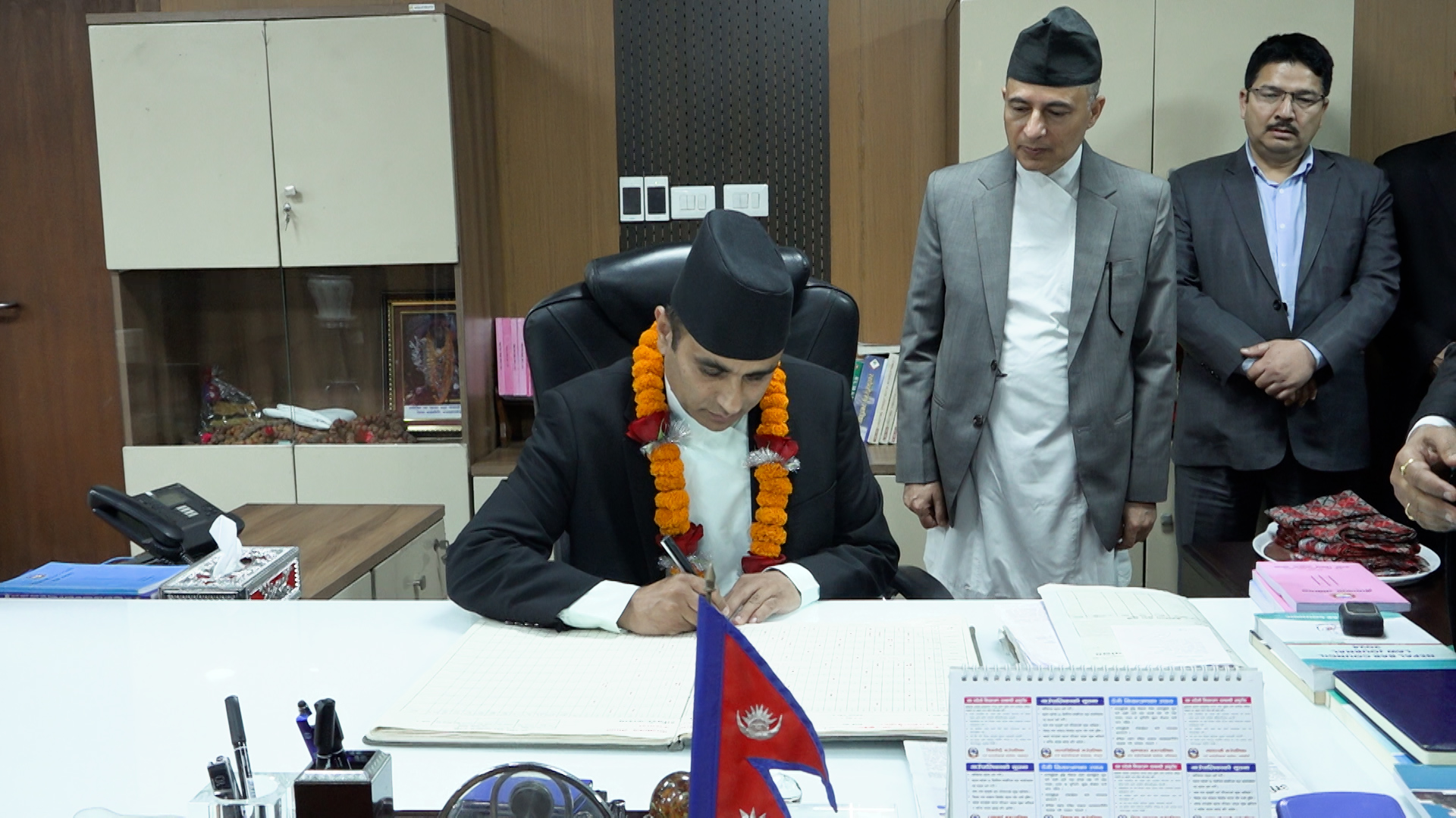 <span class='c1'>नवनियुक्त महान्यायाधिवक्ता कँडेलले</span> <span class='c2'>गरे पदबहाली</span>