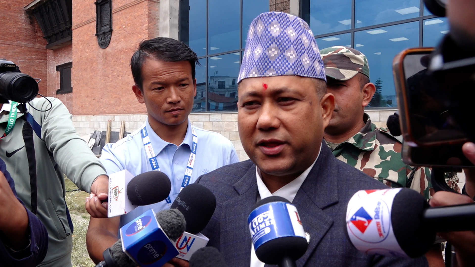 <span class='c1'>संसद बाहिर सांसद : डीपी</span> <span class='c2'>अर्यालको प्रशंसा, ‘बादल’को आलोचना</span>