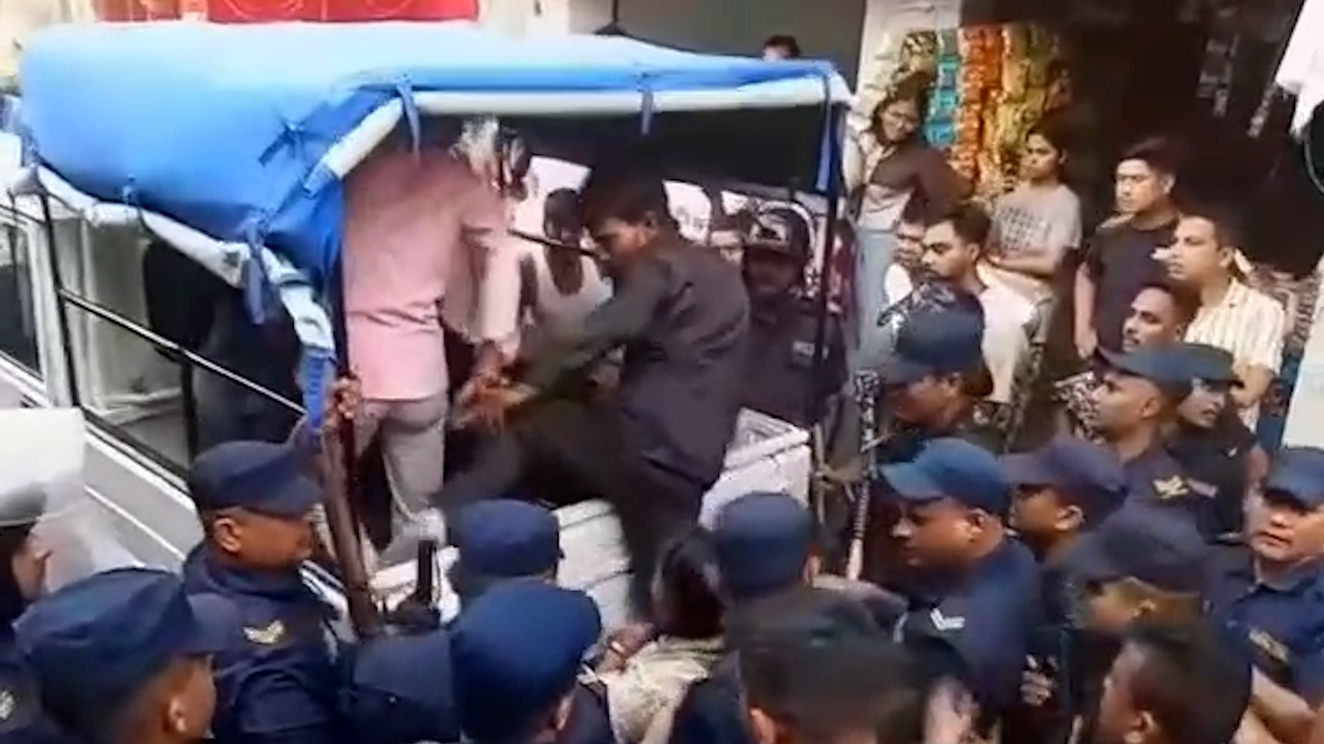 <span class='c1'>वीरगञ्जमा प्रहरी जवानको</span> <span class='c2'>हत्या, चारजना पक्राउ</span>