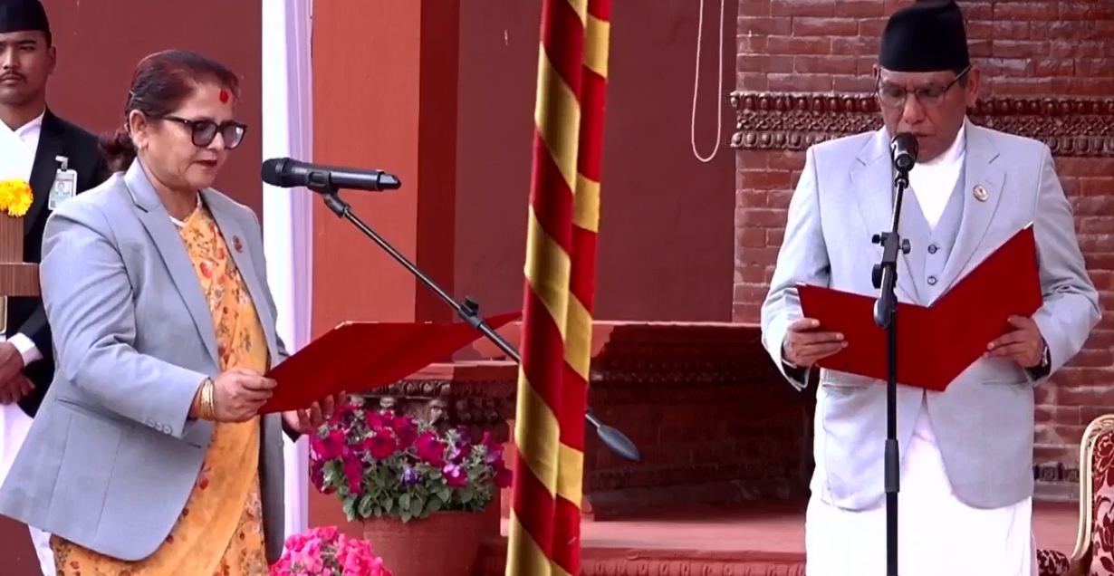 <span class='c1'>नवनियुक्त उपाध्यक्ष भण्डारीले</span> <span class='c2'>लिइन् शपथ</span>