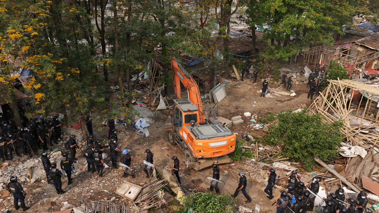 <span class='c1'>थापाथलीस्थित सुकुम्बासी बस्तीमा</span> <span class='c2'>चल्यो डोजर</span>