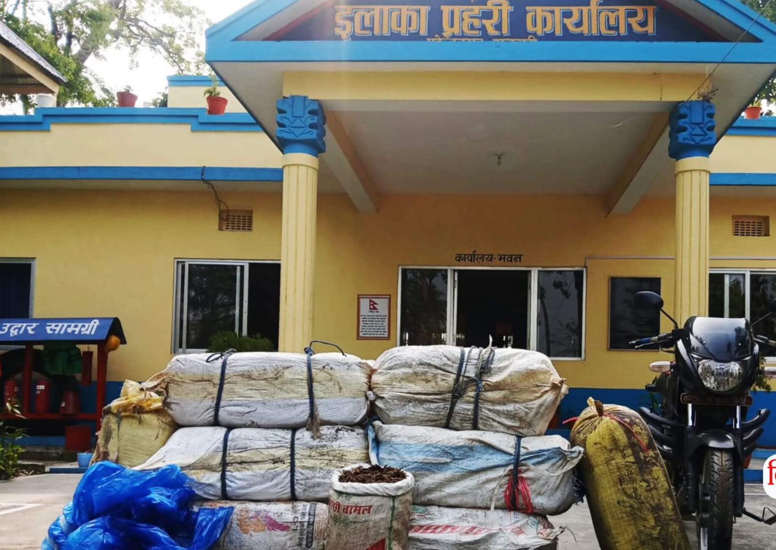 <span class='c1'>२ सय २५ केजी</span> <span class='c2'>गाँ*जासहित २ जना पक्राउ</span>