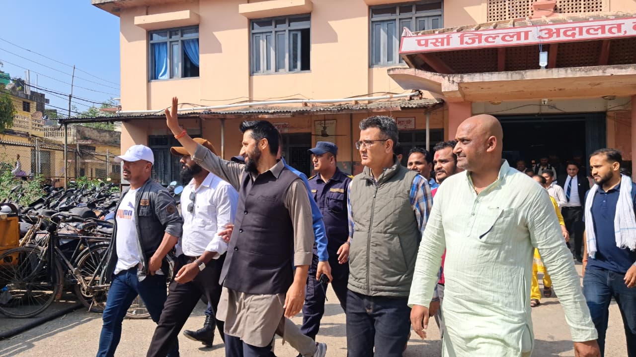 <span class='c1'>म्याद बुझेर काठमाडौं फर्किए</span> <span class='c2'>रास्वपा सभापति रवि लामिछाने</span>