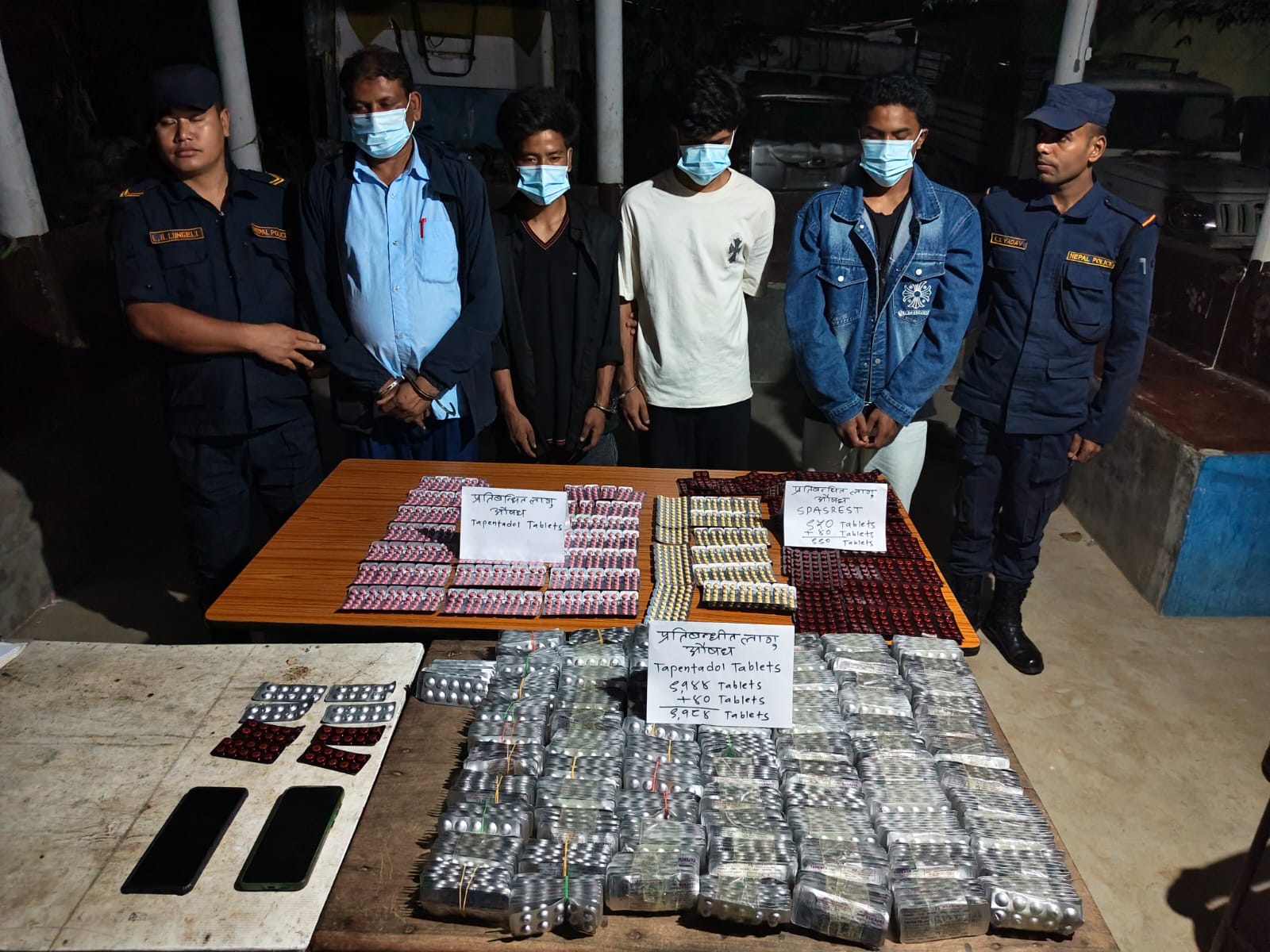 <span class='c1'>धनुषामा लागूऔषध सहित</span> <span class='c2'>फार्मेसी सञ्चालक पक्राउ</span>