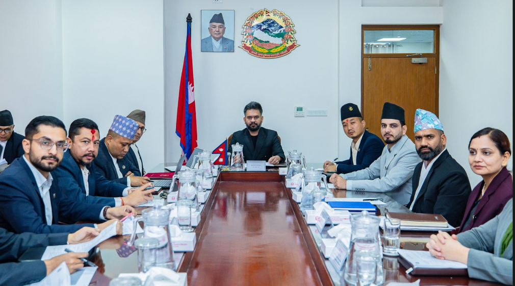 <span class='c1'>आज दिउँसो १२:३० बजे</span> <span class='c2'>मन्त्रिपरिषद्को आकस्मिक बैठक बस्दै</span>