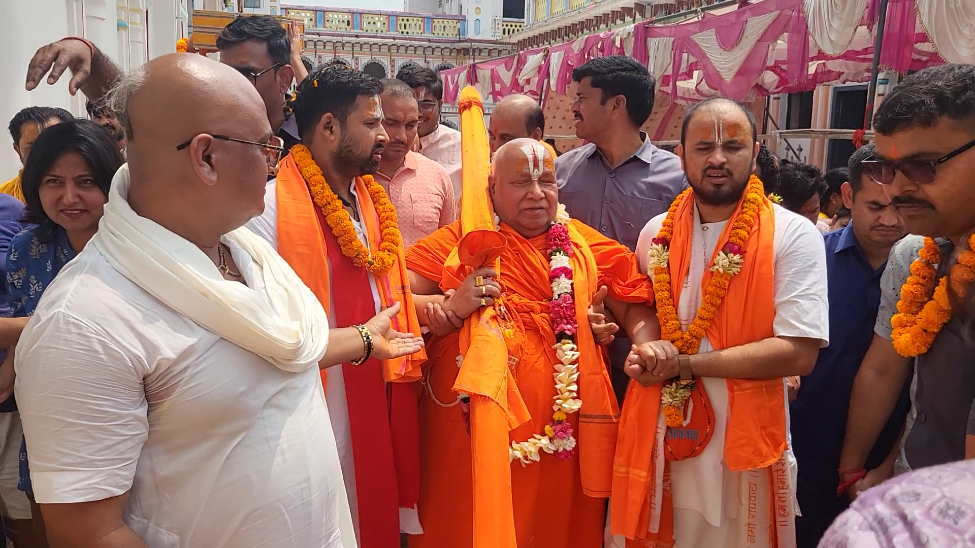 <span class='c1'>भारतप्रति प्रधानमन्त्री बालेनको दृष्ट ठिक</span> <span class='c2'>छैन् : स्वामी रामभद्राचार्य</span>