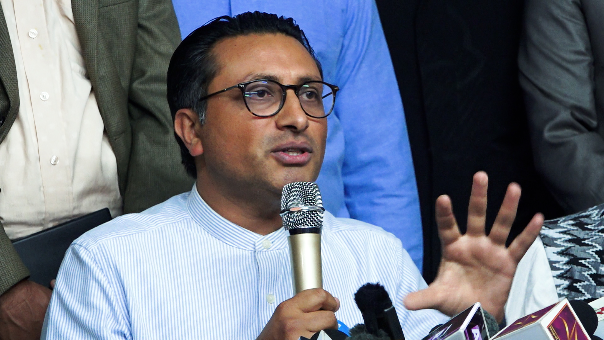 <span class='c1'>अर्थमन्त्रालयमा याे साता के-के</span> <span class='c2'>काम भयाे ।</span>