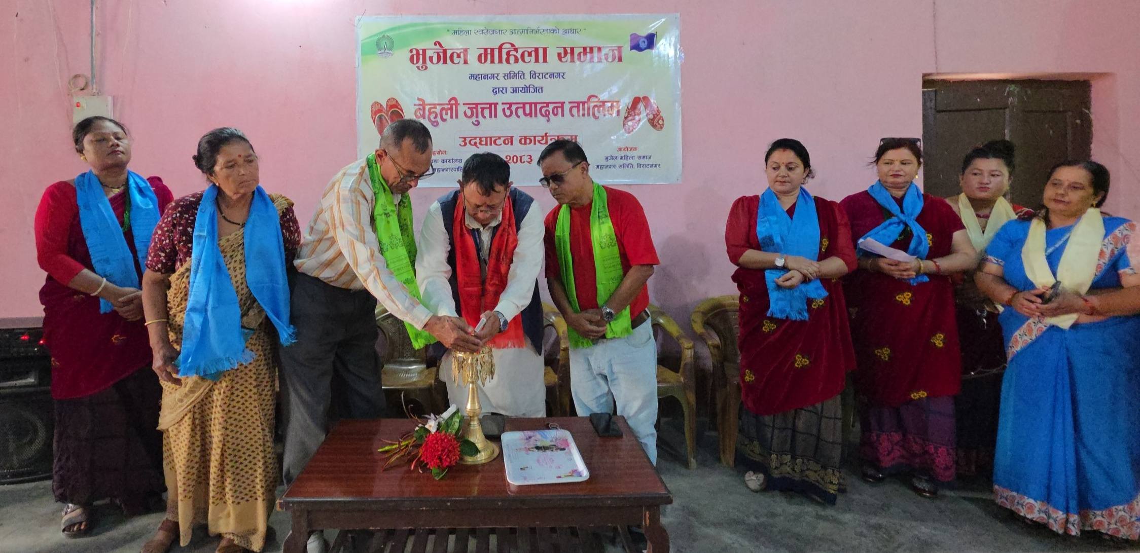 <span class='c1'>विराटनगर–१६ का गृहिणी महिलालाई</span> <span class='c2'>बेहुलीको जुत्ता बनाउने तालिम</span>