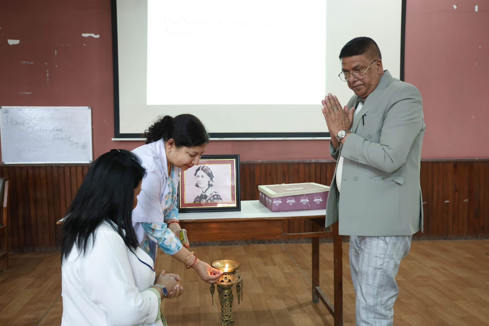 <span class='c1'>केएमसीले मनायो अन्तर्राष्ट्रिय</span> <span class='c2'>नर्स दिवस</span>