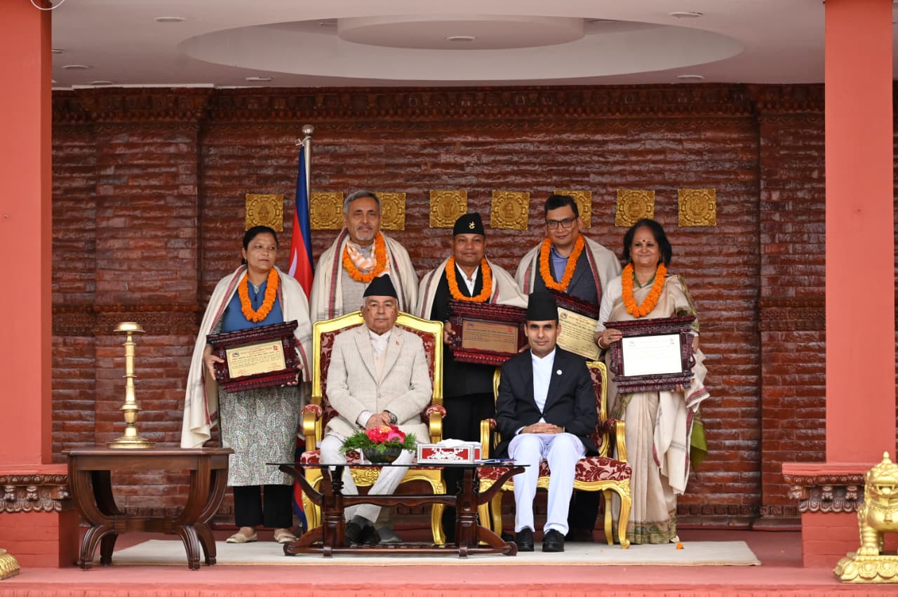 <span class='c1'>समाचार लेखेकै आधारमा पत्रकार असुरक्षित हुनुपर्ने</span> <span class='c2'>अवस्थाको अन्त्य हुनुपर्छ : राष्ट्रपति</span>