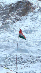 <span class='c1'>सगरमाथा आधार शिविरमा भारतीयसँगै खुम्चिएको</span> <span class='c2'>नेपाली झन्डा कसले फहरायो ?</span>