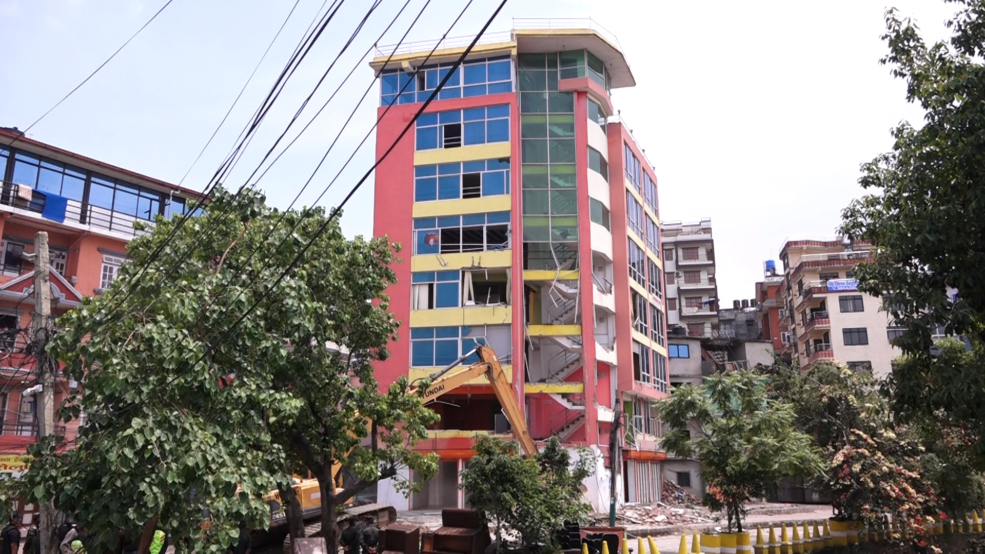 <span class='c1'>अनामनगर धोवीखोला किनारमा रहेको</span> <span class='c2'>साततले भवनमा डोजर चल्यो</span>