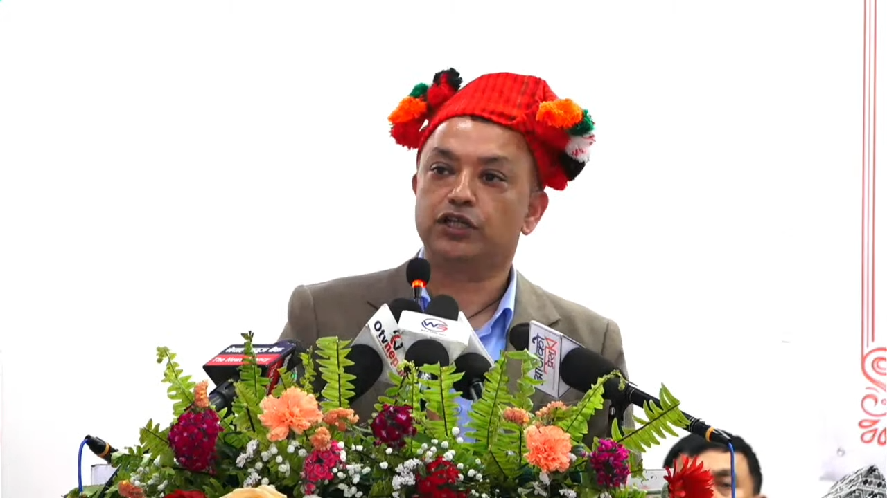<span class='c1'>पूरानो भनेको खराब र थोत्रो हो भन्ने</span> <span class='c2'>भाष्य गलत र खतरनाक : गगन थापा</span>