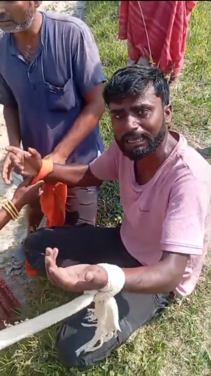 <span class='c1'>जग्गा विवादमा स्थानीयलाई रूखमा</span> <span class='c2'>बाँधिएको आरोप, वडाध्यक्ष विवादमा</span>