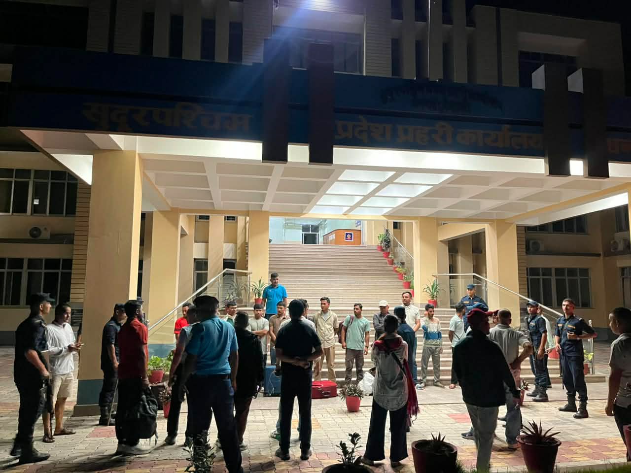<span class='c1'>नेटवर्किङ व्यवसायको नाममा भरतमा लगेर नेपालीलाई</span> <span class='c2'>कुटपिट गरी पैसा असुल्ने गिरोह पक्राउ</span>
