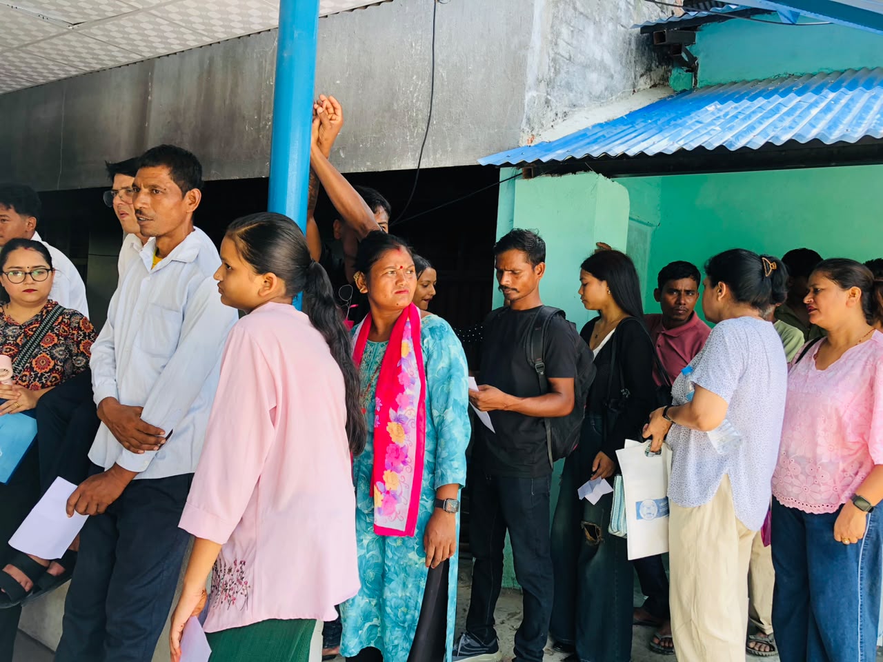 आगजनीपछि झन् अस्तव्यस्त मोरङ प्रशासन : चर्को घाममा ‘सर्भर’ सकसमा सेवाग्राही