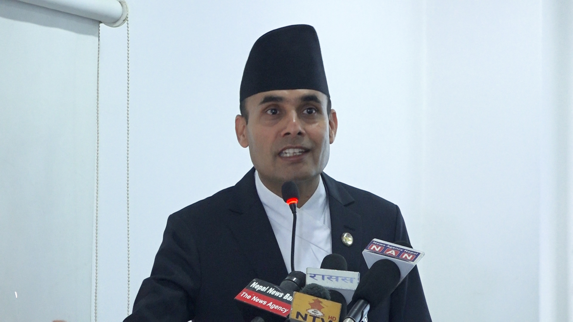 <span class='c1'>समयको महत्त्व बुझेर हुलाक सेवालाई</span> <span class='c2'>आधुनिकीकरण गर्नुपर्छ : सञ्चारमन्त्री</span>