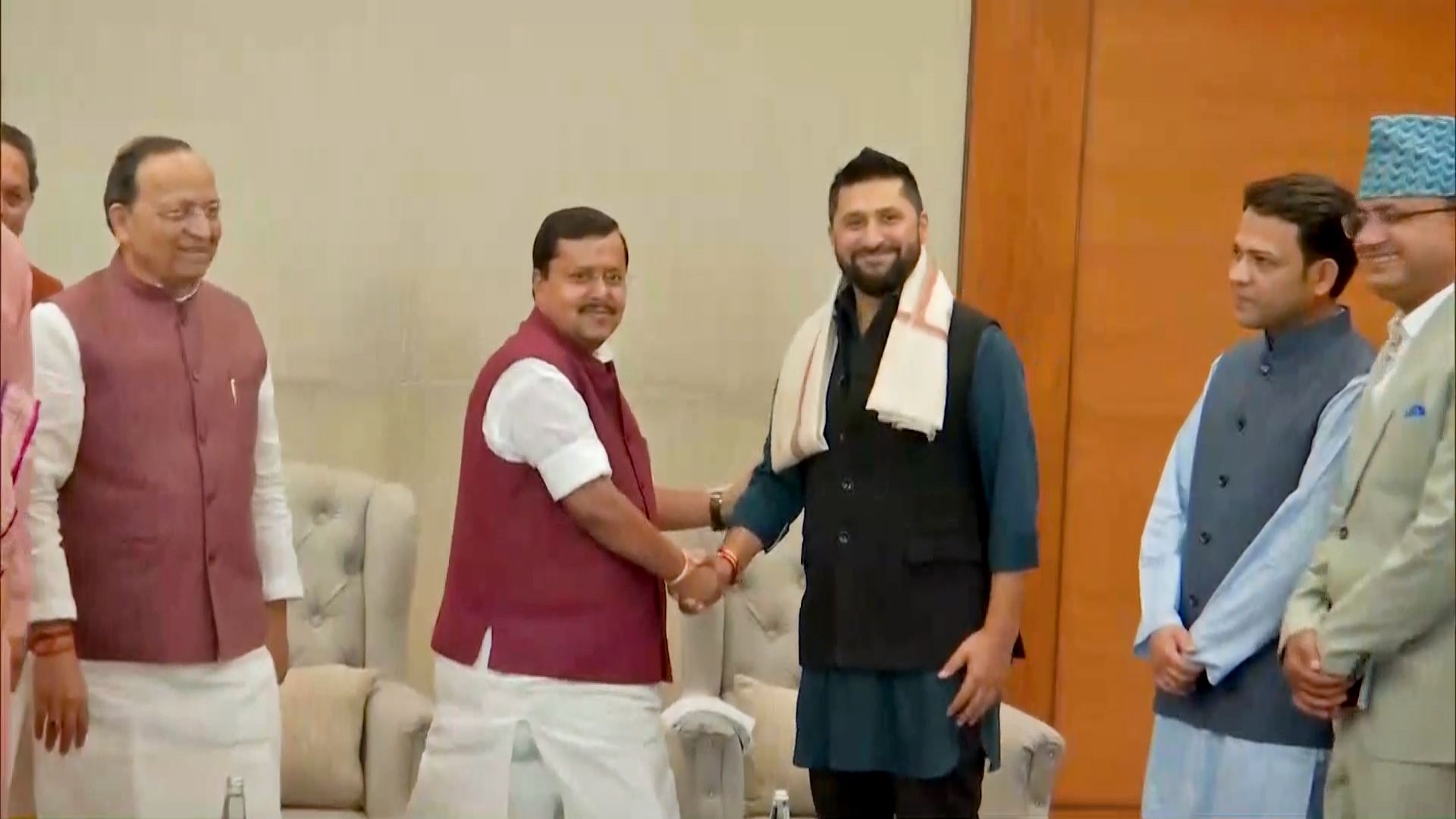 <span class='c1'>दिल्लीमा रवि</span> <span class='c2'>लामिछानेको दौडधुप</span>