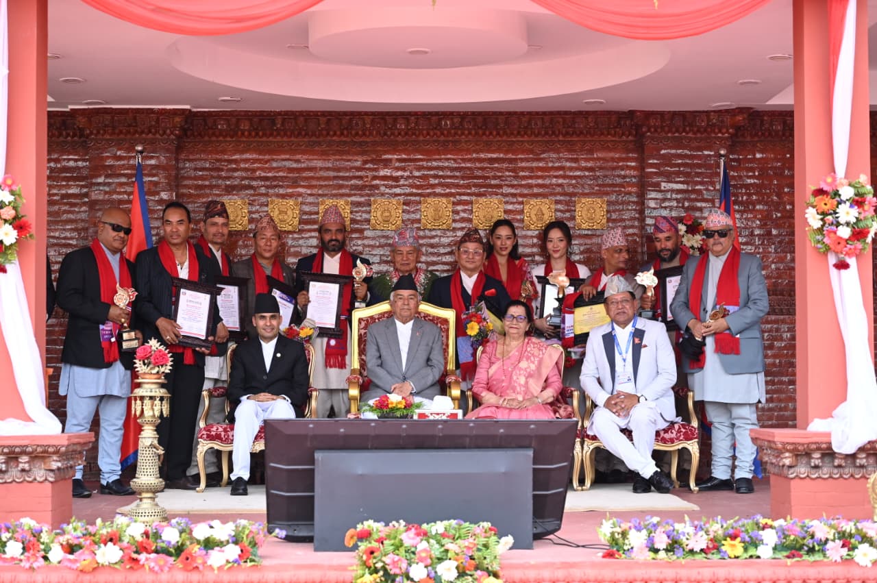 <span class='c1'>चलचित्र उद्योगले नेपालको अर्थतन्त्रको विकासमा</span> <span class='c2'>योगदान पु¥याउन सक्छ : राष्ट्रपति</span>