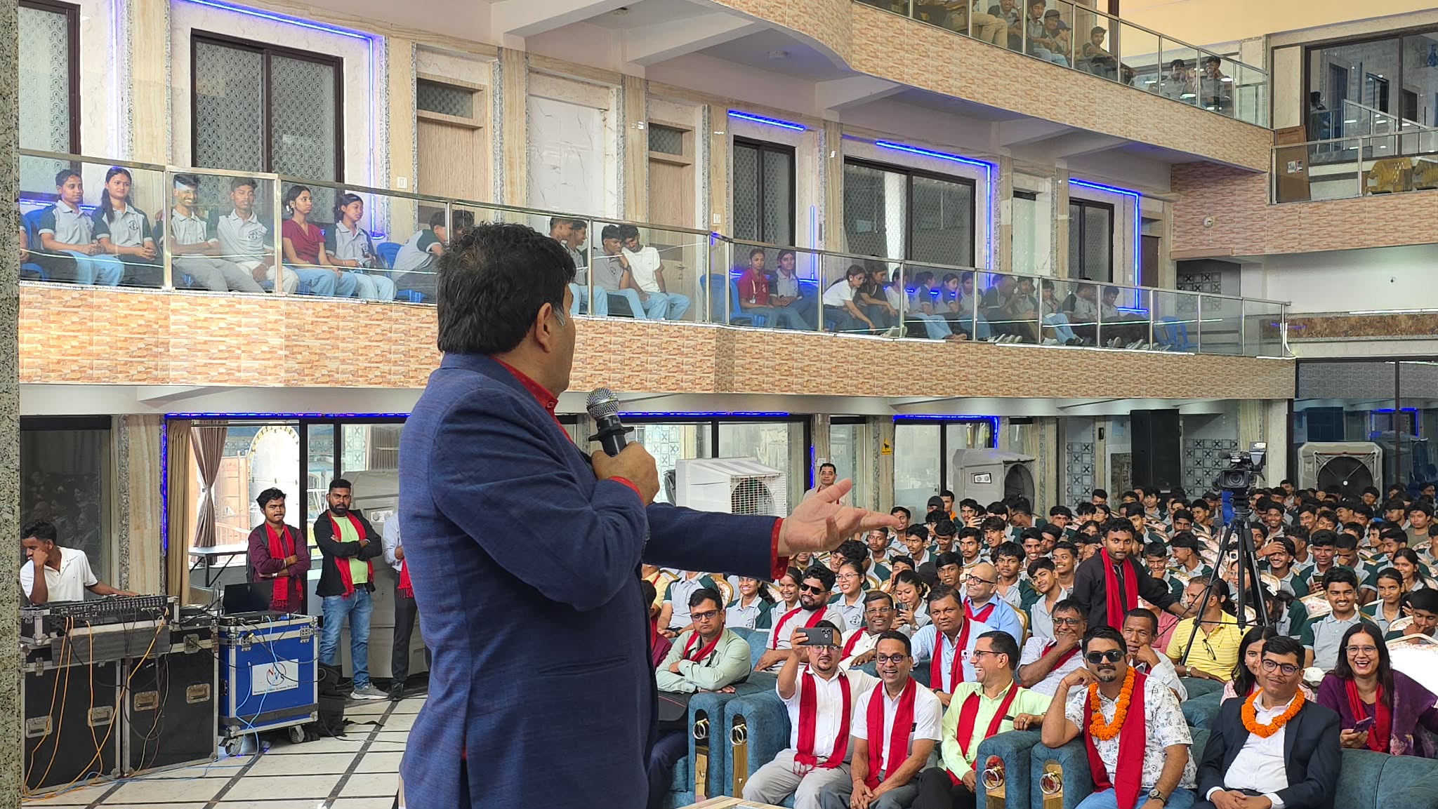 <span class='c1'>विराटनगरको मेरिल्याण्ड कलेजका विद्यार्थीहरुसँग मनोज</span> <span class='c2'>गजुरेल, विद्यार्थीलाई हसाउँदै दिए प्रेरणा</span>