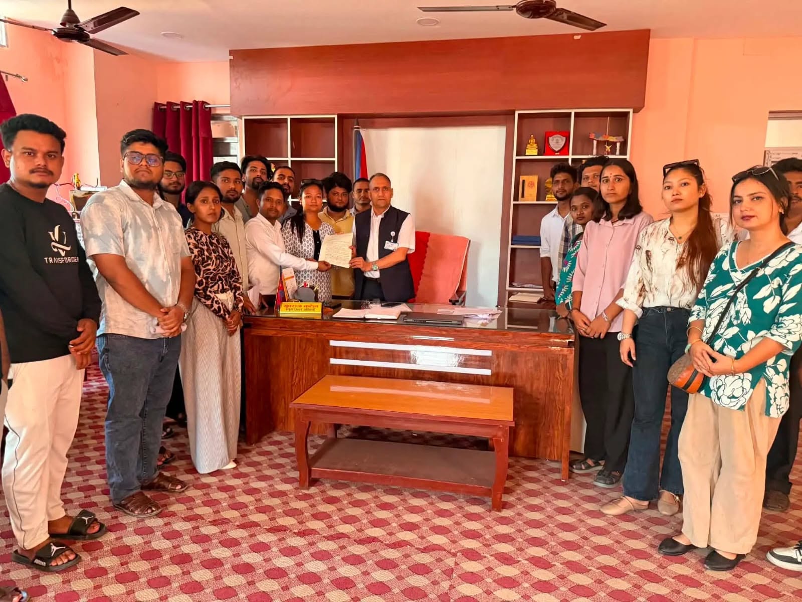 <span class='c1'>मोरङका सिडीओमार्फत युवाले पठाए</span> <span class='c2'>प्रम बालेनलाई ज्ञापनपत्र</span>