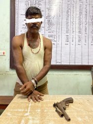<span class='c1'>विराटनगरबाट कटुवा पेस्तोल र</span> <span class='c2'>लागूऔषधसहित एक जना पक्राउ</span>