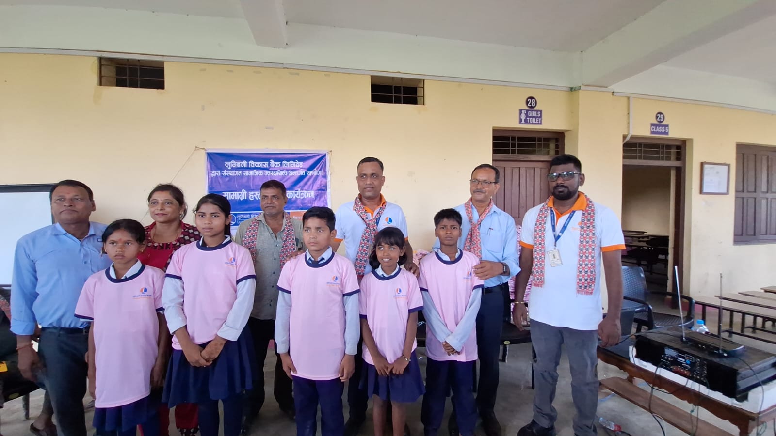 <span class='c1'>रंगेलीमा लुम्बिनी विकास बैंकद्वारा</span> <span class='c2'>३०१ विद्यार्थीलाई भेस्ट वितरण</span>
