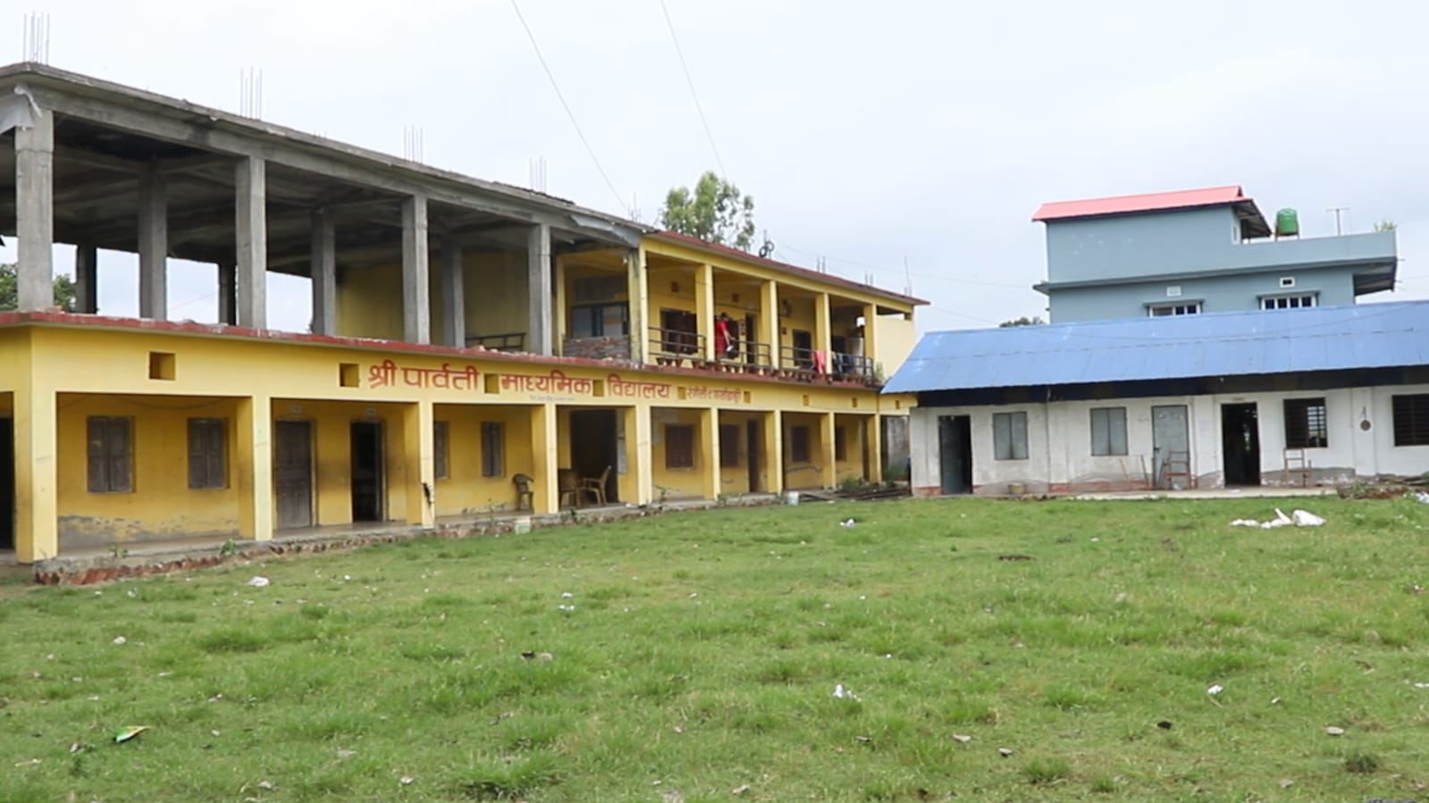 <span class='c1'>रंगेलीका–९ पार्वती मा.विका प्रधानाध्यापक सिंहले आफ्नै</span> <span class='c2'>तलबबाट ५ लाख खर्चेर विद्यालय सुधार्दै</span>
