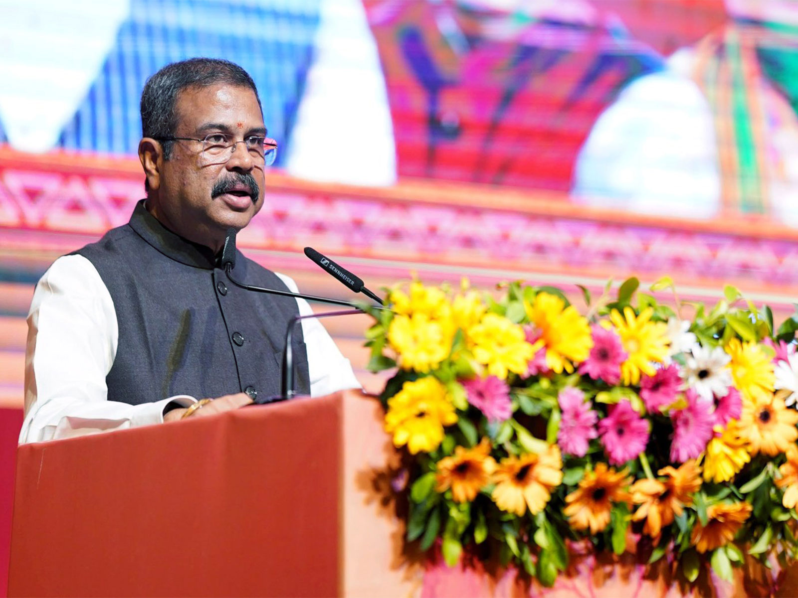 <span class='c1'>भारतका केन्द्रीय शिक्षामन्त्री धर्मेन्द्र</span> <span class='c2'>प्रधानले दिए राजीनामा</span>