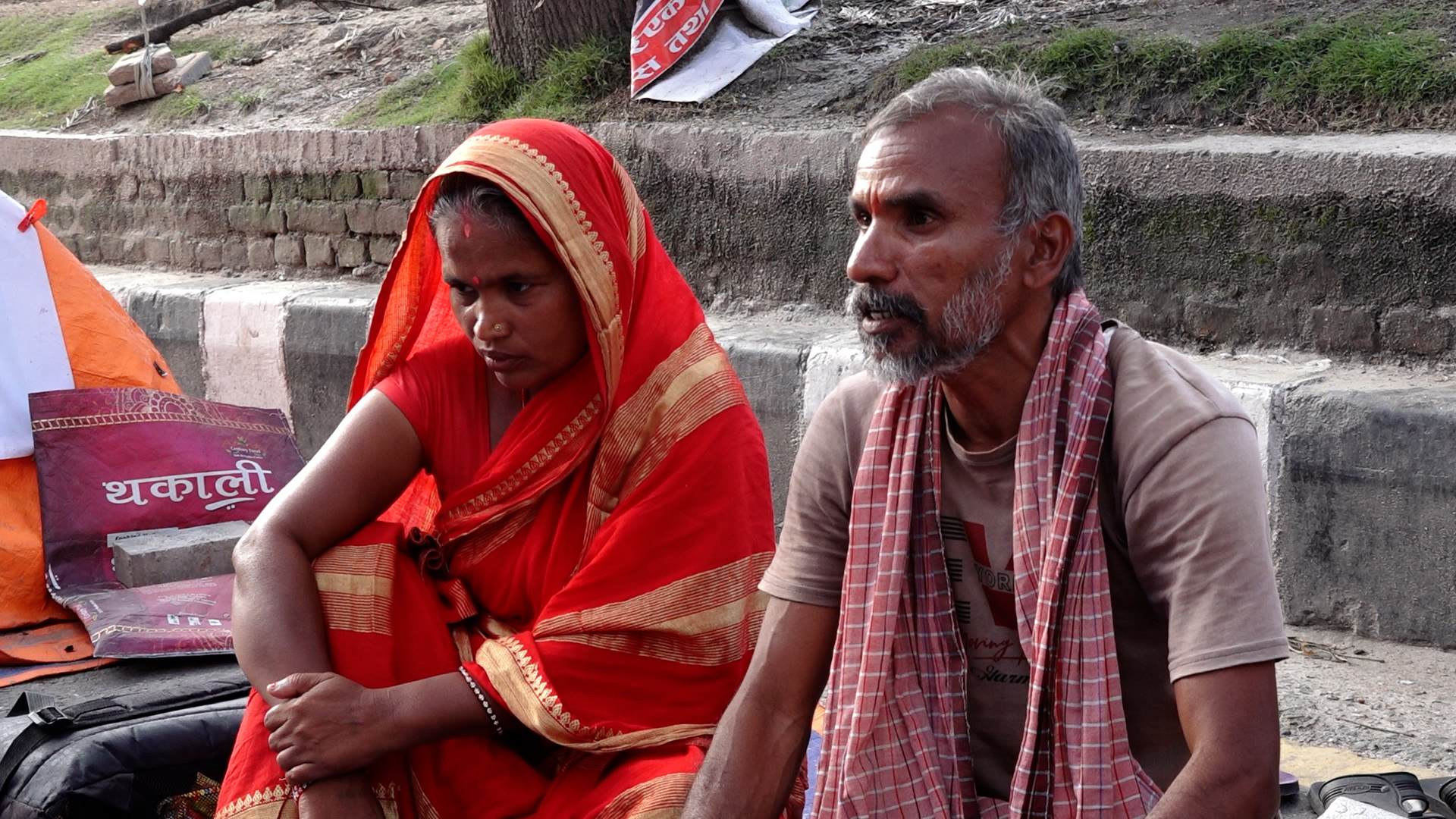 <span class='c1'>मिटर ब्याज पीडित : ९६ दिनदेखि</span> <span class='c2'>माइतीघरमा न्याय खोज्दै सर्लाहीका महतो दम्पती</span>