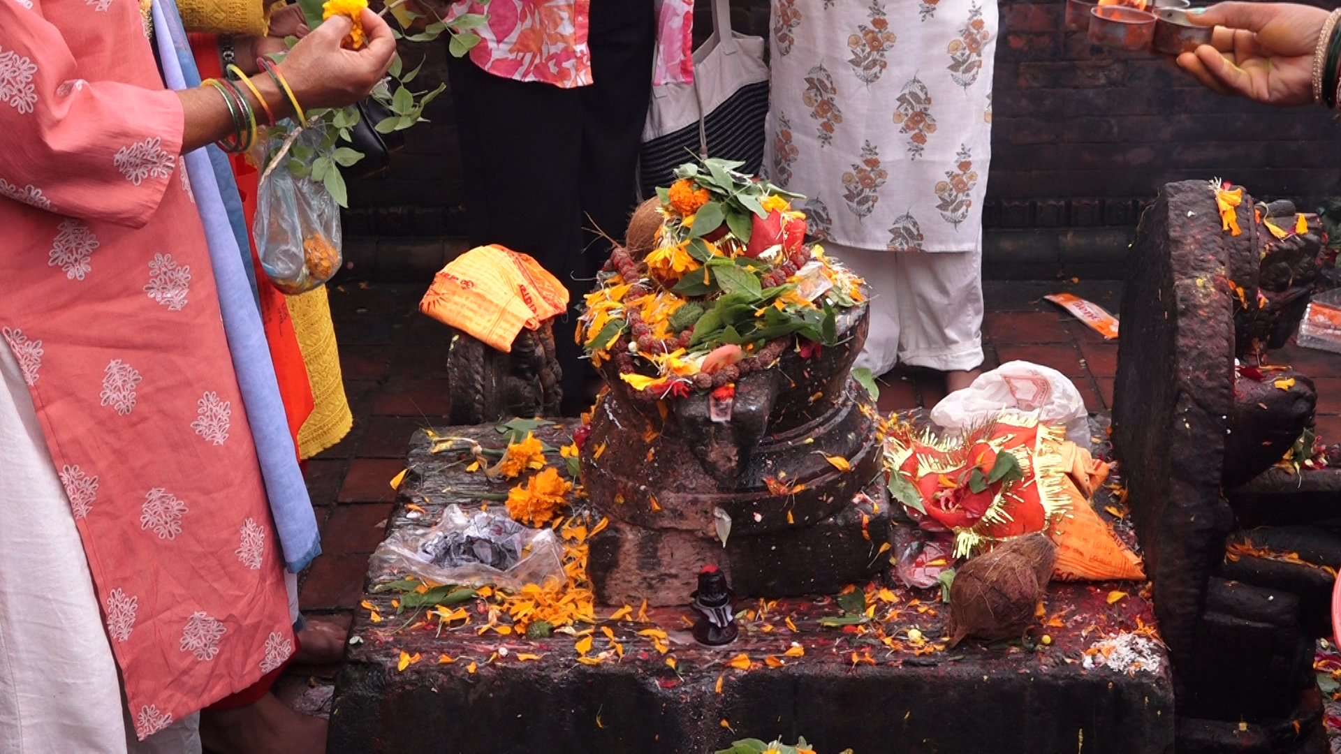 <span class='c1'>साउनको सोमबार पशुपतिनाथमा सहज दर्शन,</span> <span class='c2'>व्यवस्थापनप्रति भक्तजनको सकारात्मक प्रतिक्रिया</span>
