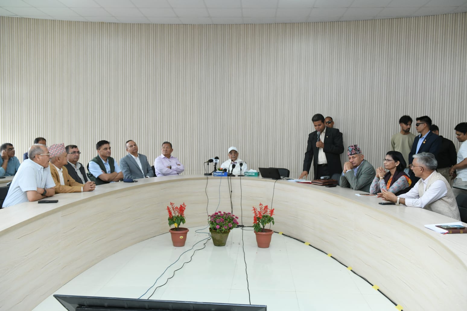 <span class='c1'>प्रभावकारी संसदीय भूमिकाबारे अध्यक्ष </span> <span class='c2'>ओलीले एमालेका सांसदलाई प्रशिक्षण दिने</span>