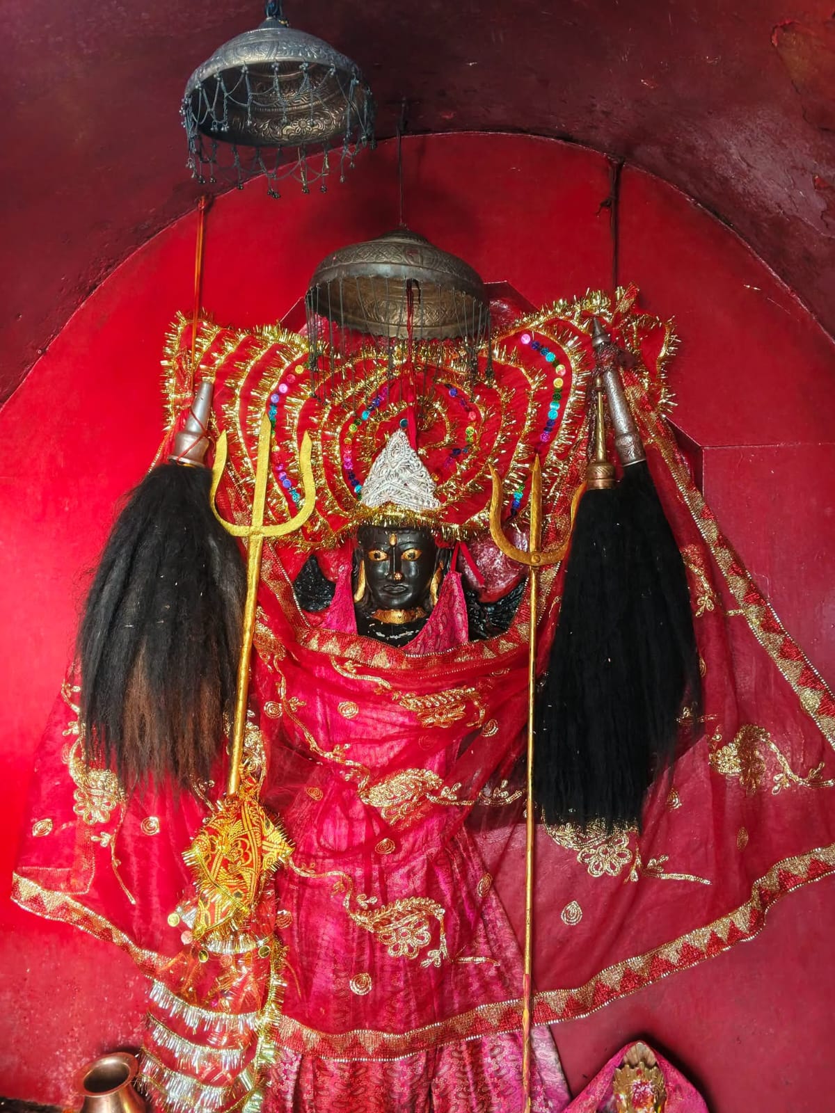 <span class='c1'>विश्वप्रसिद्ध गढीमाई मन्दिरमा चोरी : चाँदीको मुकुट र</span> <span class='c2'>सुनका गहनासहित ४ थान बहुमूल्य सामग्री गायब</span>