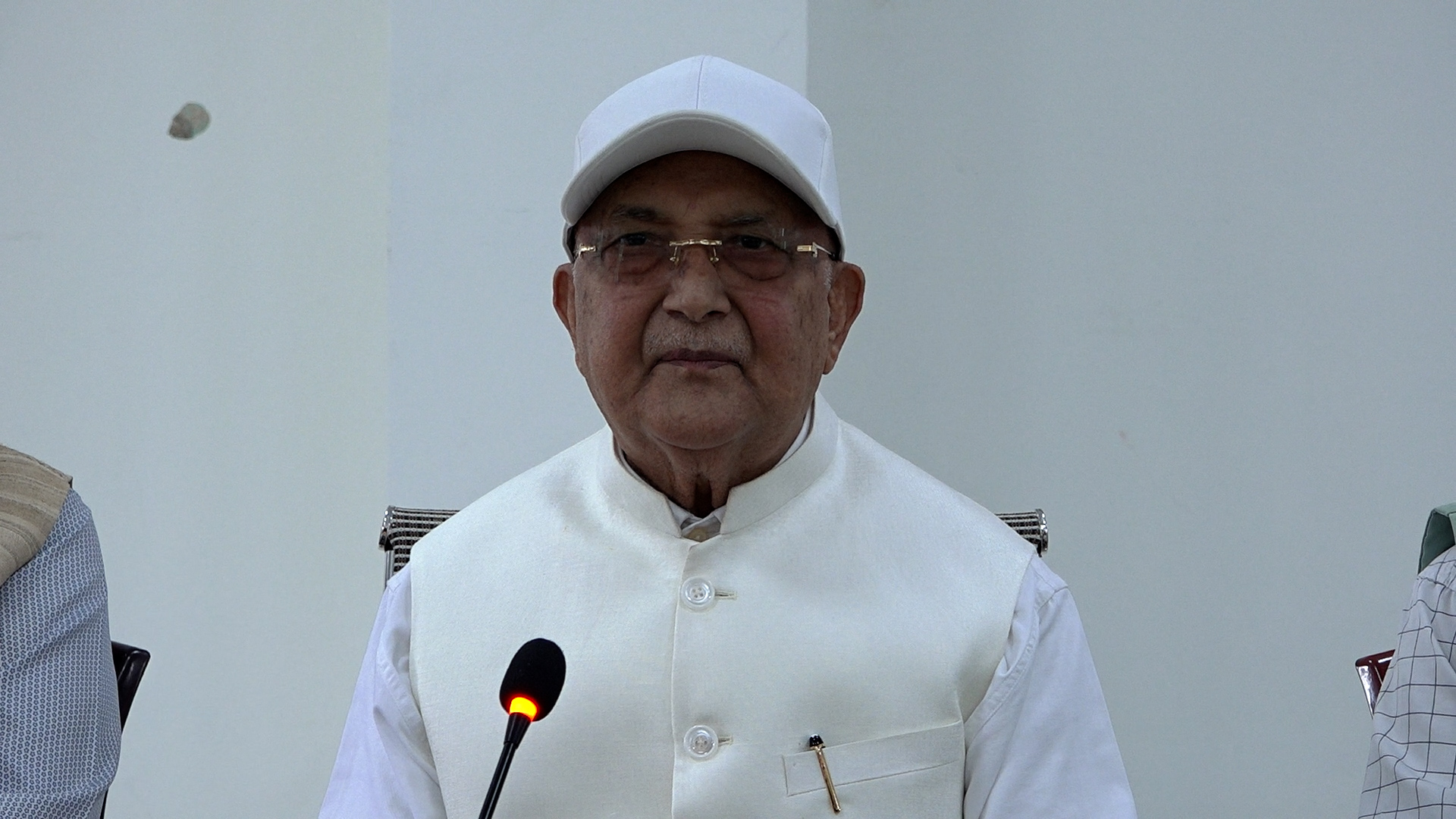 <span class='c1'>ओलीको टिप्पणी-‘१०० दिनको सरकार उम्लिएको</span> <span class='c2'>दूधजस्तो छ, होस-हवासमा छैन’</span>