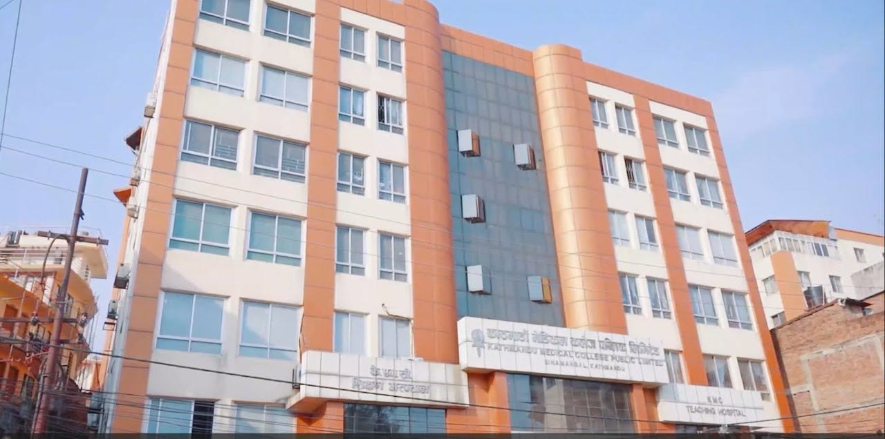 <span class='c1'>बाढी प्रभावितका लागि केएमसीद्वारा</span> <span class='c2'>निःशुल्क उपचारको घोषणा</span>