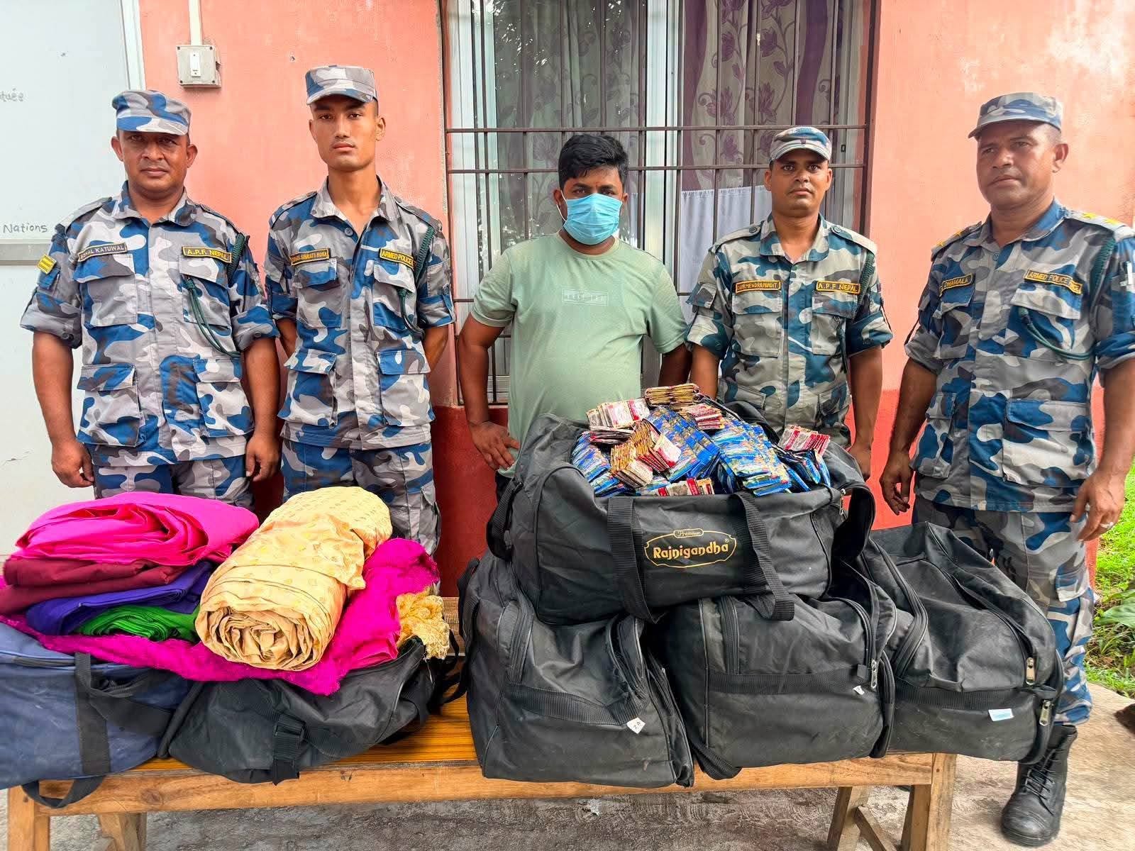 <span class='c1'>धरौटीबाहेक डेढ लाख बुझाएपछि मात्रै छुटे</span> <span class='c2'>सशस्त्रले पक्राउ गरी भन्सार बुझाएका यादव</span>