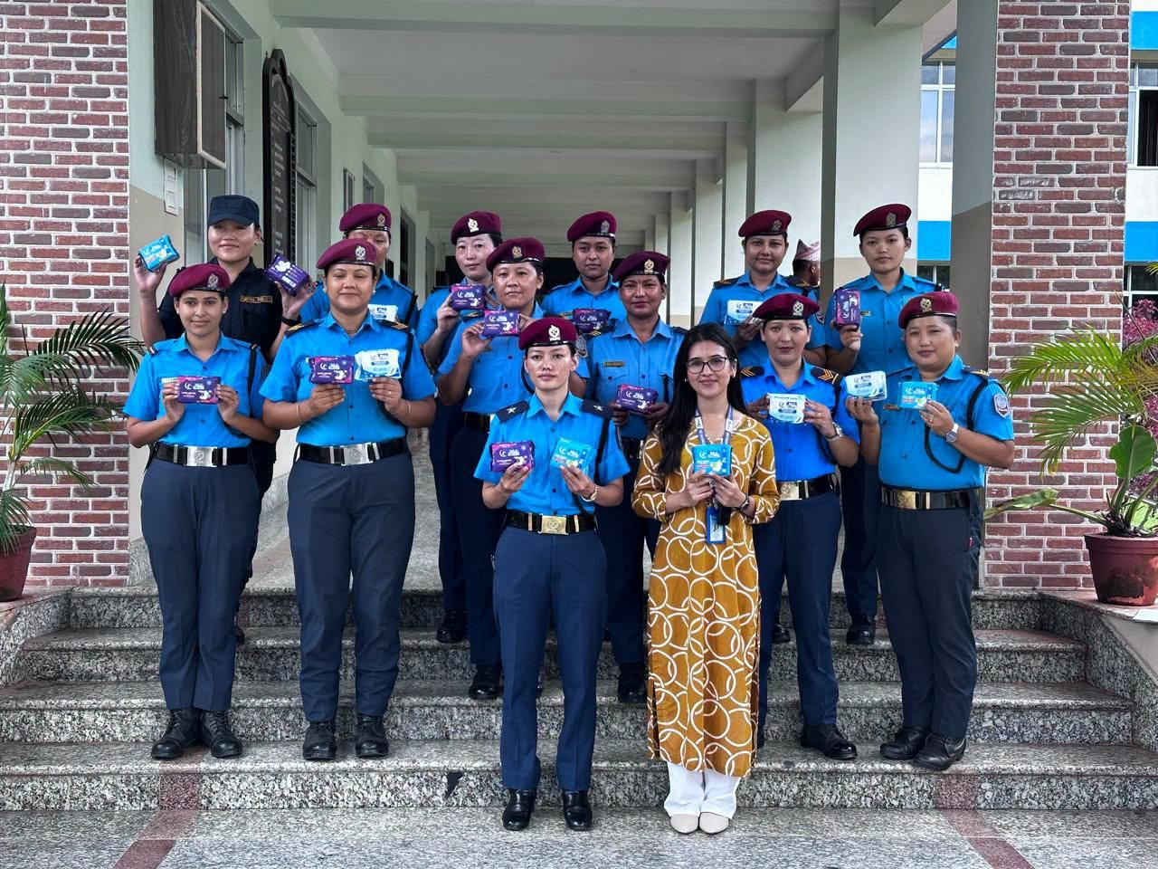 <span class='c1'>विराट हेल्थ केयरद्वारा महिला प्रहरीलाई भेन्डिङ</span> <span class='c2'>मेसिन र सेनेटरी प्याड हस्तान्तरण</span>