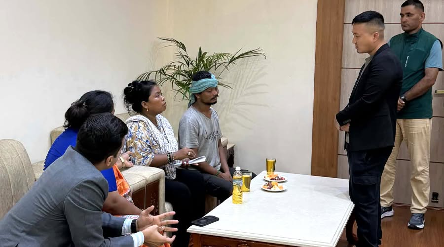 <span class='c1'>गृहमन्त्रालयमा गरिमा चौधरीका</span> <span class='c2'>आमा-बुबासँग छलफल सुरु</span>