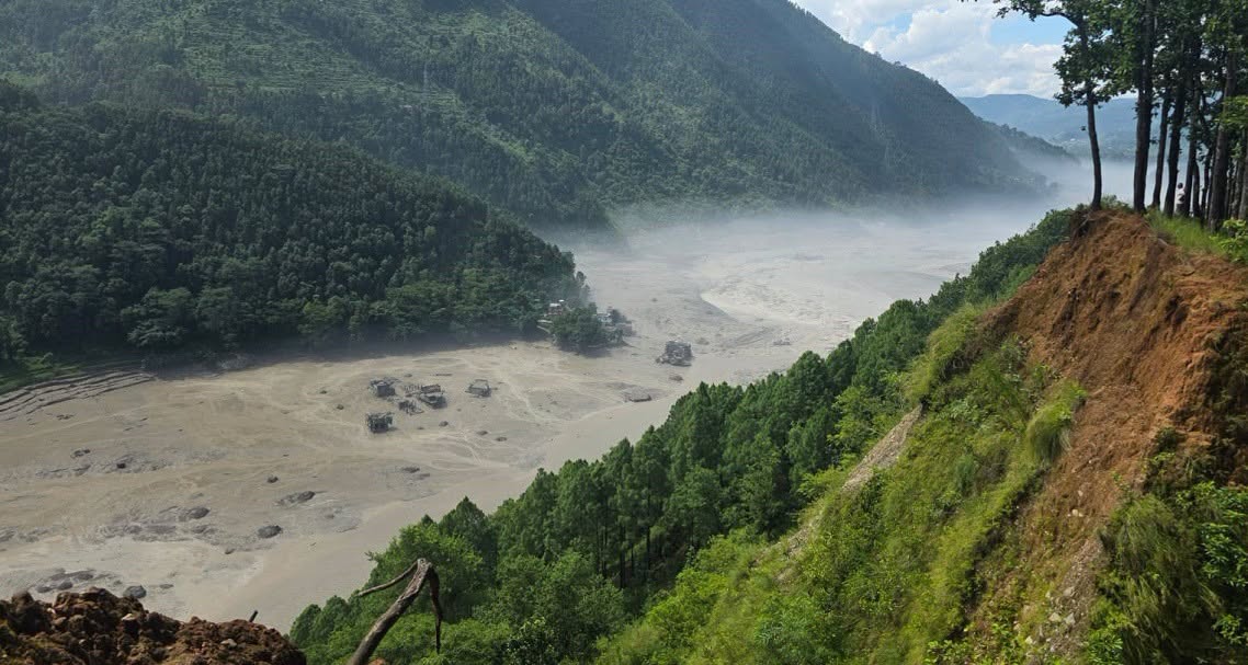 <span class='c1'>रसुवामा आएको बाढीका कारण</span> <span class='c2'>सडकखण्डमा सवारी आवागमन बन्द</span>