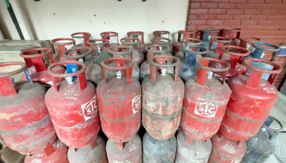 <span class='c1'>रेडिसन होटलमा छापा, १८४ सिलिन्डर</span> <span class='c2'>ग्यास लुकाएर राखेको भेटियो</span>