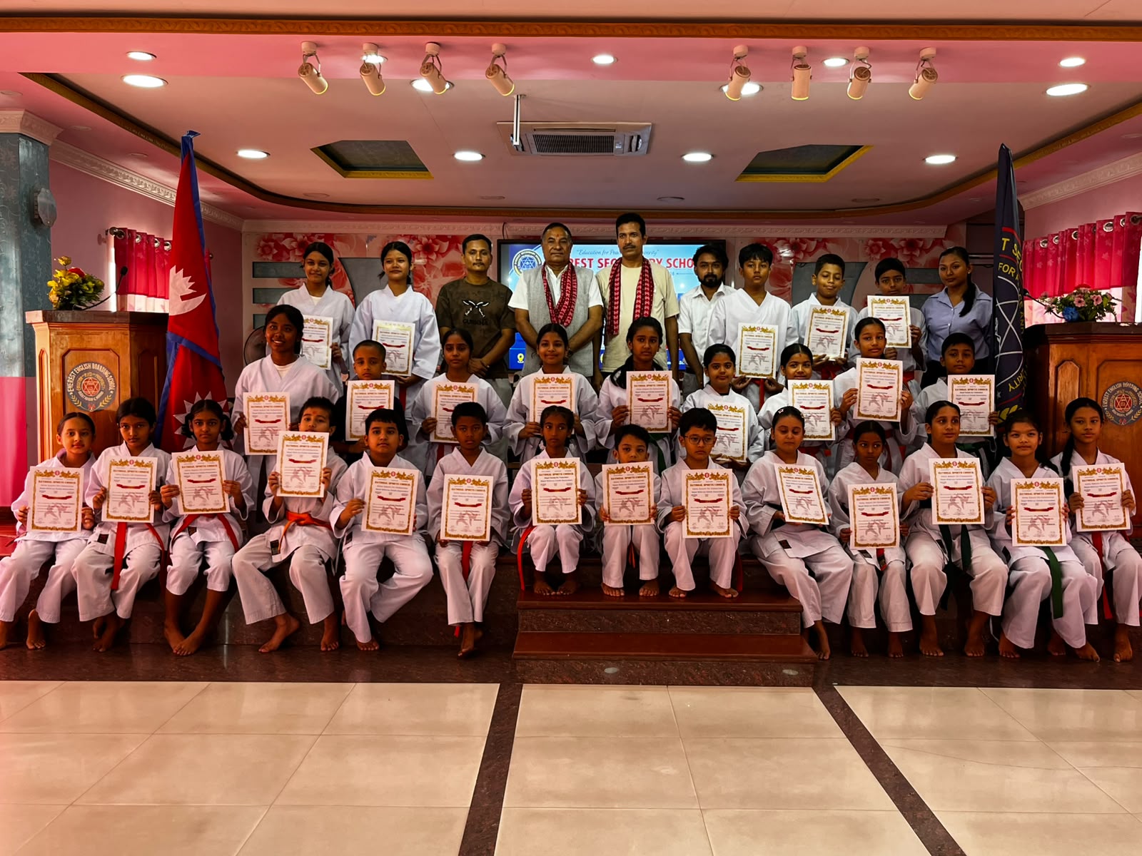 <span class='c1'>एभरेष्टका कराँते खेलाडीलाई बेल्ट</span> <span class='c2'>र प्रमाणपत्र वितरण</span>