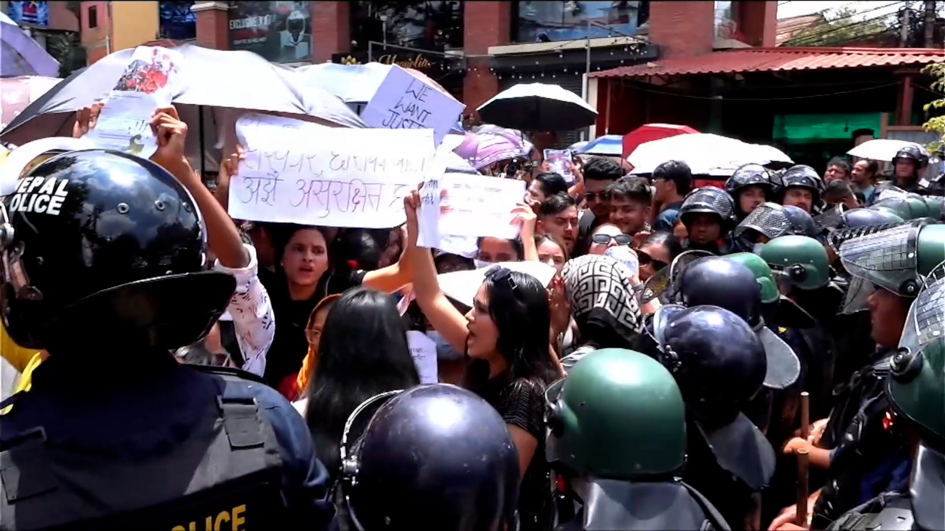 <span class='c1'>गरिमा चौधरीको न्यायका लागि माइतीघरमा</span> <span class='c2'>प्रदर्शन, बलात्कारीलाई फाँसीको माग</span>