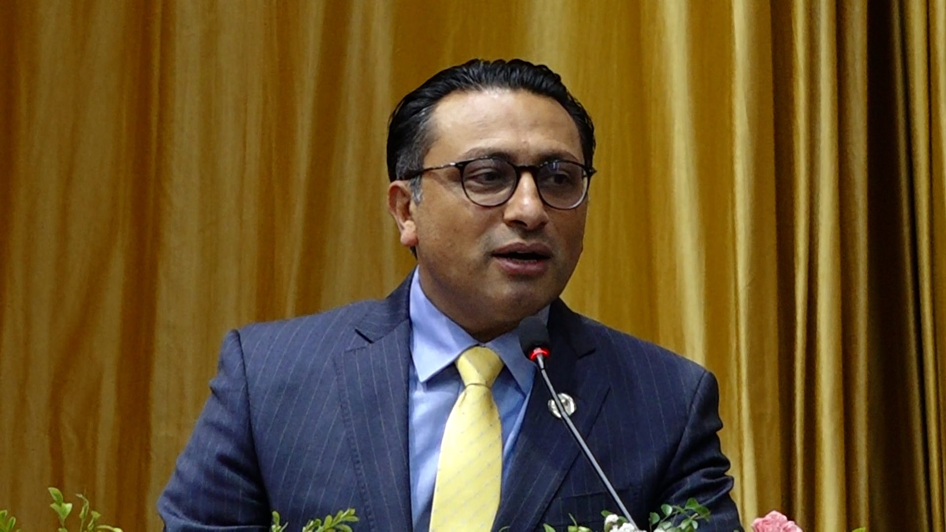 <span class='c1'>अर्थमन्त्रीले २० वाणिज्य बैंकका</span> <span class='c2'>सिइओसँग छलफल गर्दै</span>