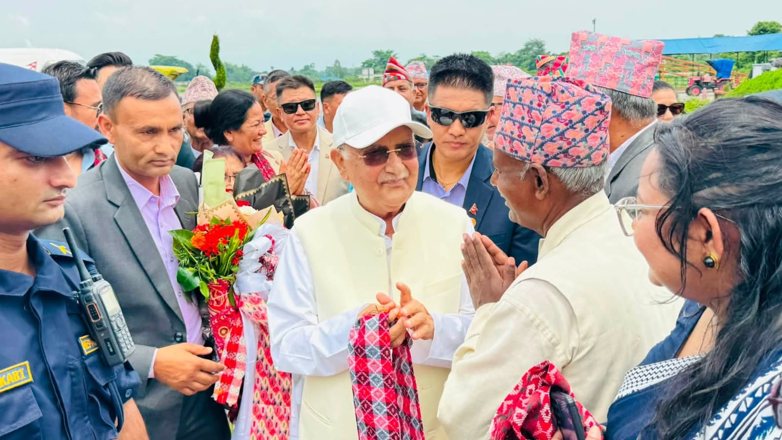 <span class='c1'>ओली झापा पुगे, भोलि</span> <span class='c2'>बिर्तामोडमा जागरण अभियान उद्घाटन</span>