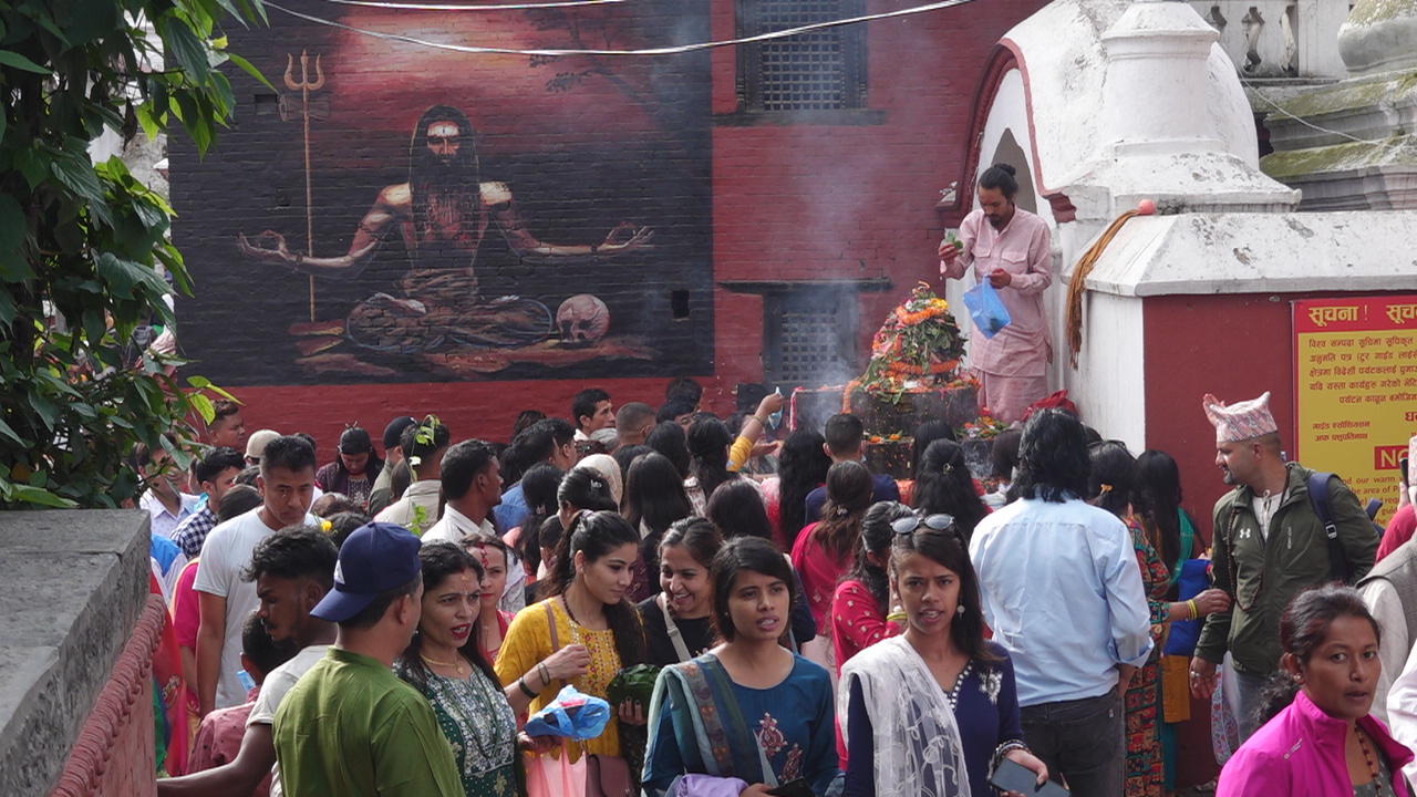 <span class='c1'>साउनको अन्तिम सोमबारःदेशभरका</span> <span class='c2'>शिवालयमा भक्तजनको घुइँचो</span>