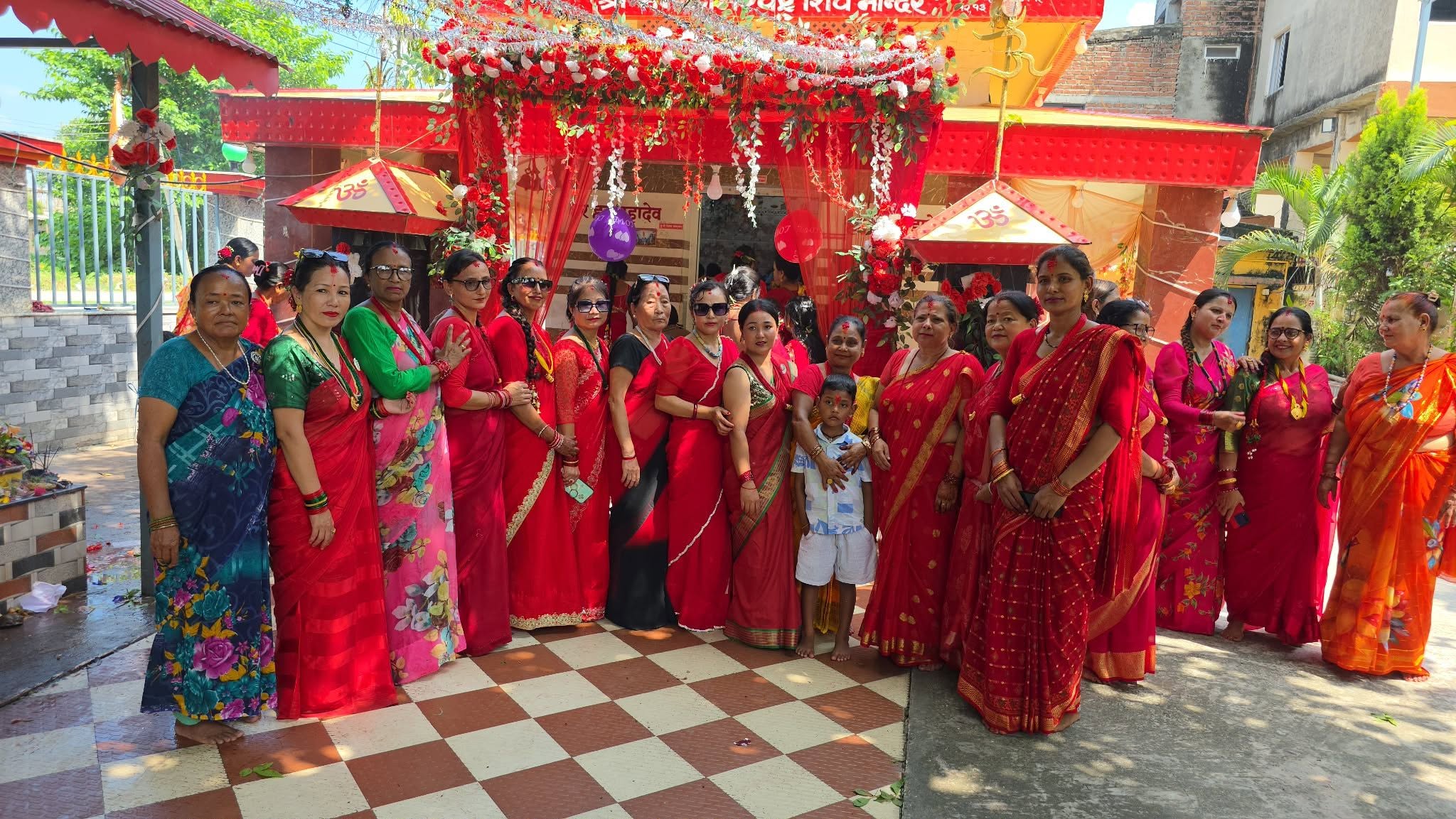 <span class='c1'>रातो सारी र कुर्ताले</span> <span class='c2'>रंगियो आज सामाजिक सञ्जाल</span>